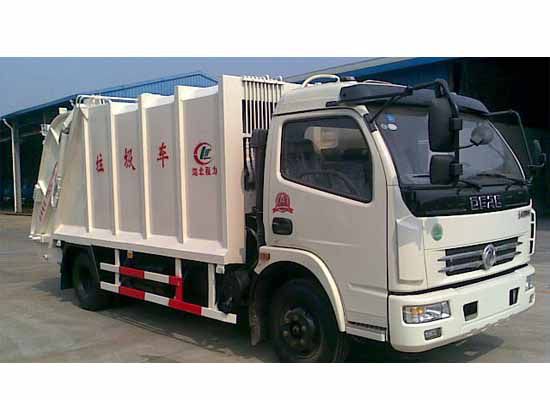 正宗国五东风多利卡5-6方压缩式垃圾车