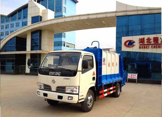 东风福瑞卡3-5方压缩式垃圾车停在程力门口