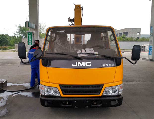 江铃双排蓝牌随车吊外观图片展示